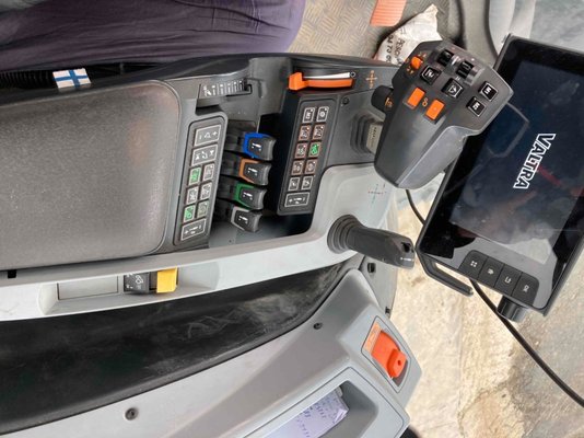 Tracteur agricole Valtra T214DSTOUCH
