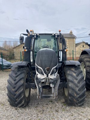 Tracteur agricole Valtra T154VERSU