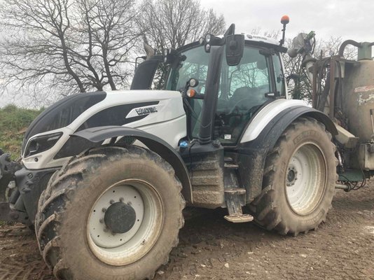 Tracteur agricole Valtra T154VERSU