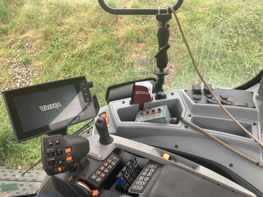 Tracteur agricole Valtra T154VERSU